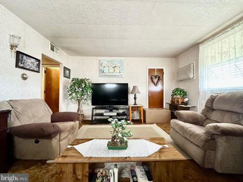 1113 Hunting Park Ave, Philadelphia PA 19140-2830 exterior