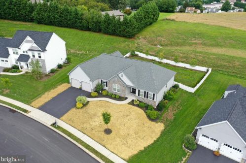 668 Rishel Dr, York, PA 17406-7925