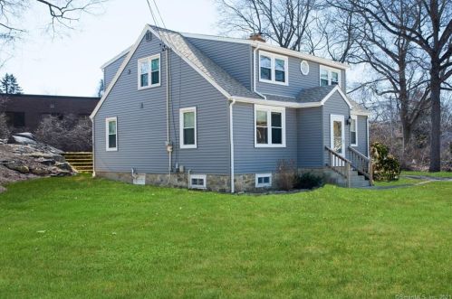 11 Cots St, Huntington, CT 06484-3841
