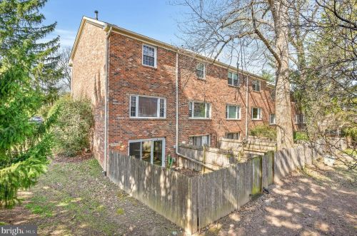 5827 Torington Dr, Springfield VA  22152-1051 exterior
