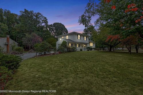 2 Canterbury Ct, Middletown, NJ 07748-1807
