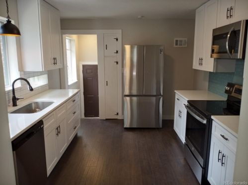 1075 Kingston St, Denver, CO 80010-4109