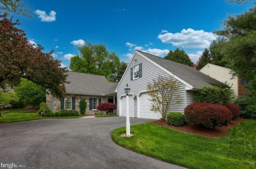 142 Bentley Ln, Lancaster PA  17603-6204 exterior