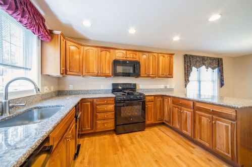36 Vineyard Dr, Stratham, NH 03885-6529