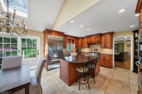 32 Willow Dr, Chester, NJ 07930-2812