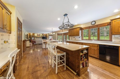 115 Eastern Ave, Willowbrook IL  60514-1414 exterior