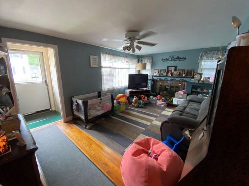 45 Rosegarden St, Warwick, RI 02888-2810