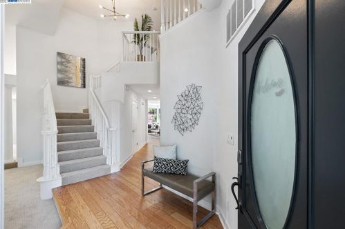 28520 Fox Hollow Dr, Hayward, CA 94542-2243