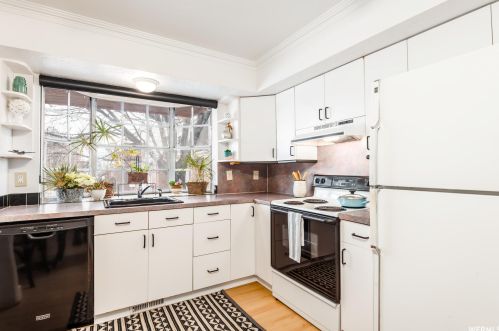 8272 Williamsburg Park Cir, Sandy UT 84070-0517 exterior