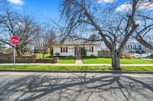 1 Kingsley Way, East Freehold, NJ 07728-1627
