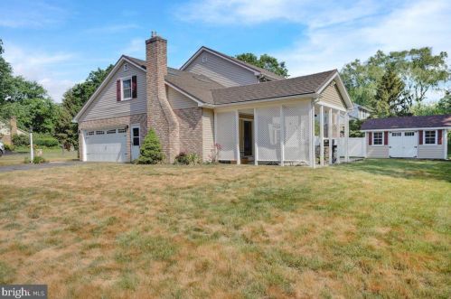 202 Suncrest Rd, Lancaster PA  17601-4835 exterior