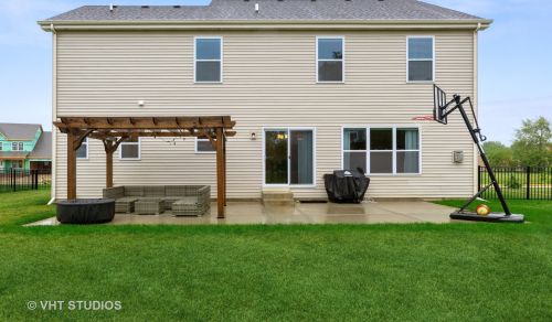 906 Bailey Rd, Sycamore IL  60178-2924 exterior