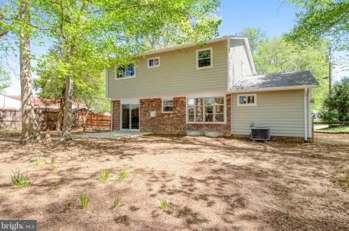 5502 Kings Park Dr, Springfield VA  22151-1106 exterior