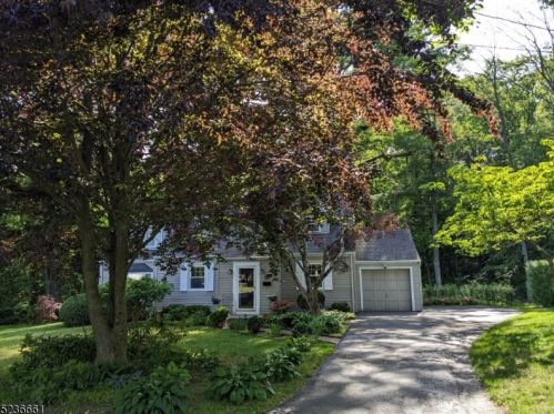 10 Grove Pl, Mountain Lakes, NJ 07046-1402