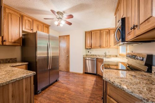 13 Bobwhite Trl, Gales Ferry, CT 06335-2002