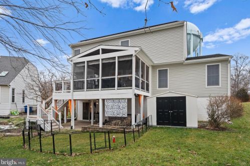 827 Spring Knoll Dr, Herndon VA  20170-3920 exterior