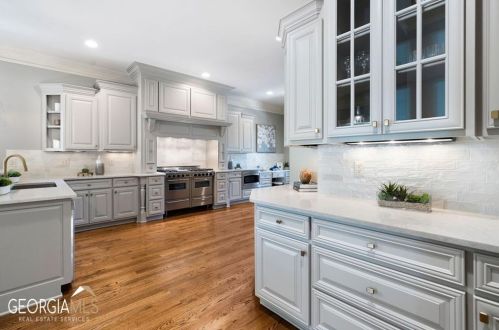 555 Glenmanor Ct, Atlanta GA  30328-4270 exterior