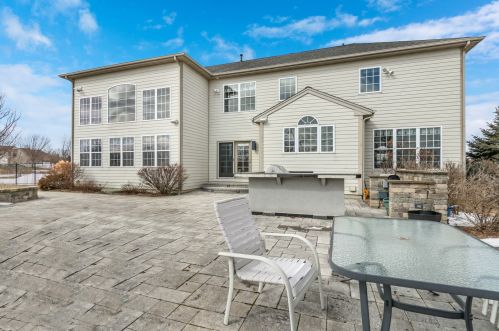 5509 Chancery Rd, Gurnee, IL 60031-1024