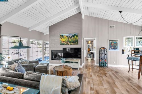 8 Crestview Ct, Orinda, CA 94563-3918