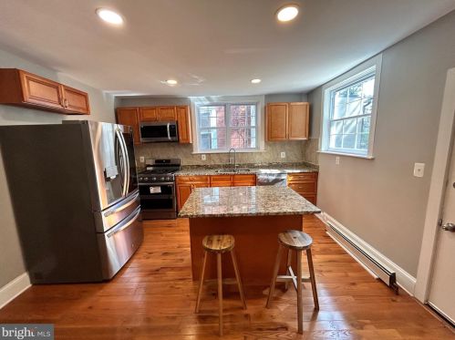 7213 Broad St, Philadelphia, PA 19126-1729