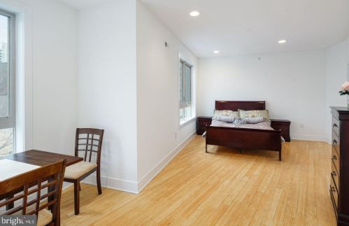 920 Front St, Philadelphia PA 19123-4304 exterior