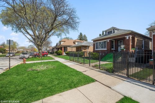 8133 Woodlawn Ave, Chicago, IL 60619-4517