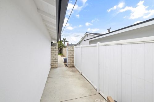 6562 Meath Cir, Huntington Beach CA  92647-3131 exterior