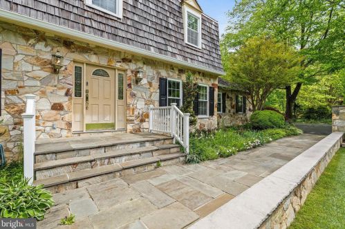 10206 Forest Lake Dr, Great Falls, VA 22066-3609