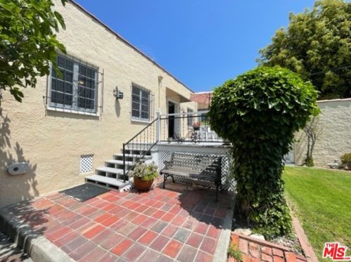 1318 Moncado Dr, Glendale CA  91207-1832 exterior