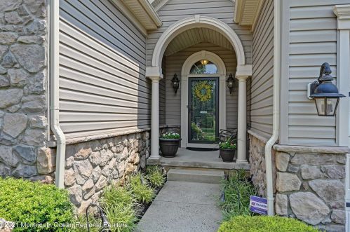 27 Applegate Dr, Florence, NJ 08518-4017