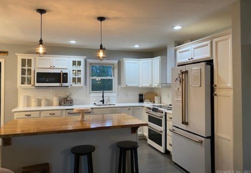 102 Carriage Dr, Waterbury, CT 06708-3331