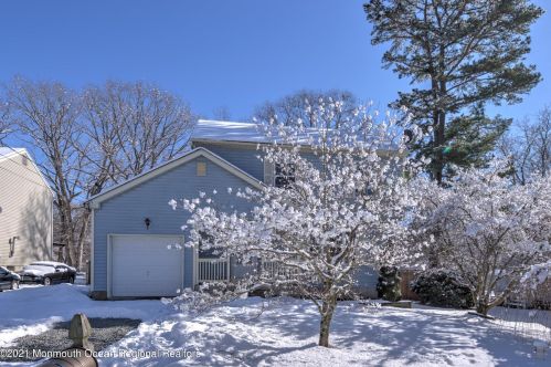 13 Stoyk Rd, Upper Freehold Township, NJ 08514-2457