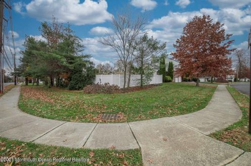 140 Plumstead Dr, East Freehold NJ  07728-9513 exterior