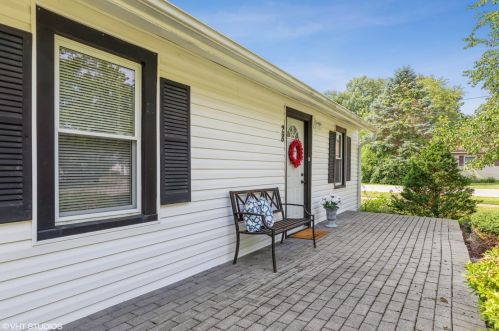 28 Burr Oak Dr, Bull Valley, IL 60014-5006