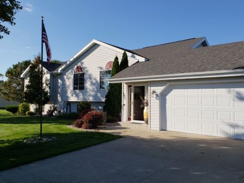 608 16th St, Jamestown, ND 58401-2257
