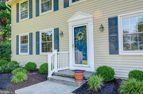 10 Longleaf Dr, Trenton, NJ 08690-1358