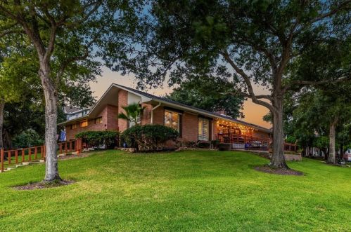 702 Timber Cv Dr, Taylor Lake Village TX 77586-4617 exterior