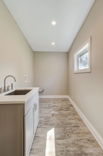 284 Middaugh Rd, Willowbrook IL  60514-1065 exterior