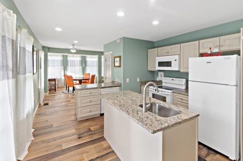 52 Houston Ave, Middletown, RI 02840-3914