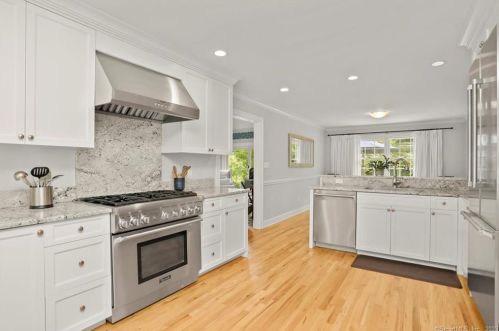 24 Martin Dl, Greenwich CT  06830-4742 exterior
