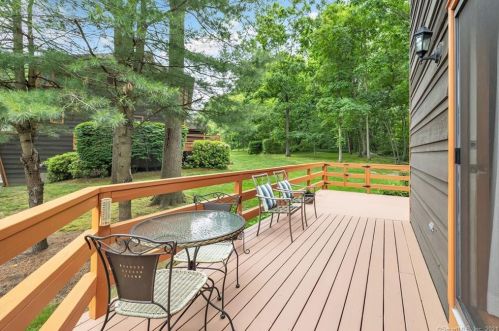 22 Crow Nest Hl, Huntington CT  06484-2981 exterior