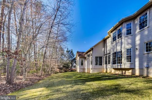 6420 Lake Meadow Dr, Springfield VA  22015-3927 exterior