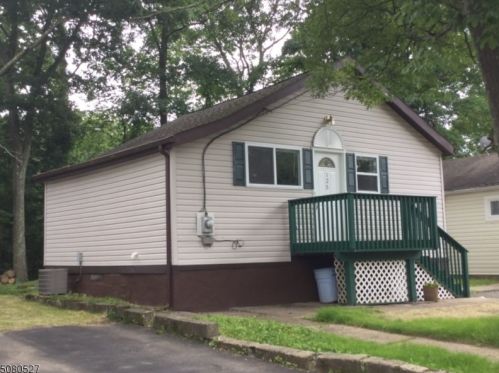 125 Vermont Trl, Hopatcong, NJ 07843-1121