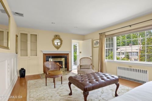 22 Bishop Dr, Greenwich CT  06831-4155 exterior