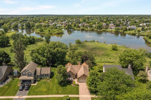 529 Lakeview Dr, Oswego, IL 60543-8749