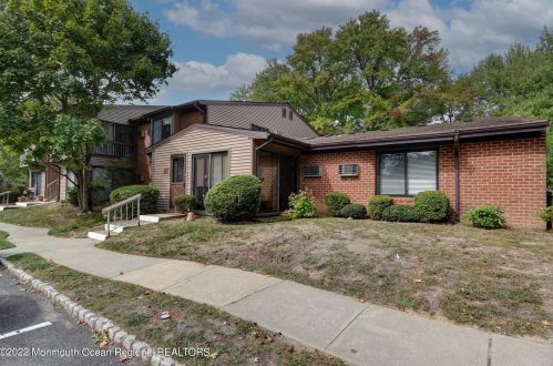 15 Manchester Ct, Tinton Falls, NJ 07701-5488