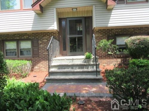 18 Fox Chase Dr, Piscataway, NJ 08854-5704