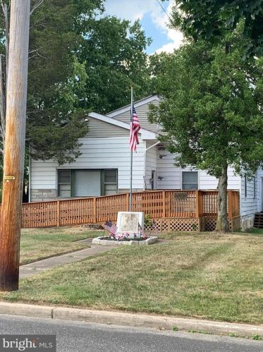 3 Fran Ave, Trenton, NJ 08638-1401