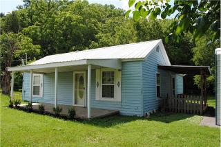 675 Cummings Ln, Cottontown, TN 37048-5142