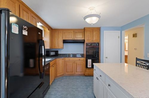 81 Plainfield Dr, Waterbury, CT 06708-1538